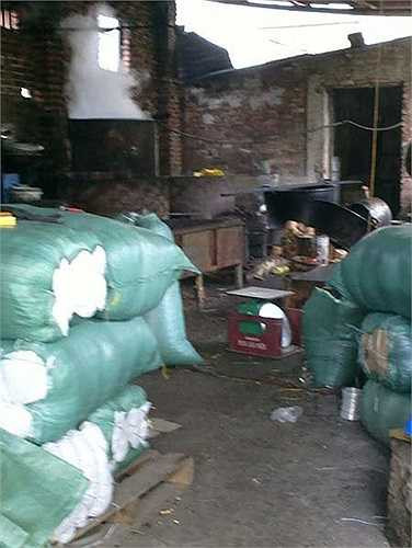 Mọi dụng cụ đều cáu bẩn, dơ dáy, ngô nguyên liệu được để thẳng xuống nền đất bẩn 