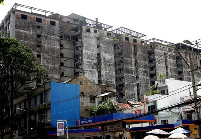 Chung cư 727 còn có tên gọi khác là Building President nằm ngay mặt tiền đường Trần Hưng Đạo (quận 1, TP HCM), cách chợ Bến Thành khoảng 1 km, được xây dựng vào những năm 1960 theo kiến trúc khá đơn giản gồm 13 tầng.