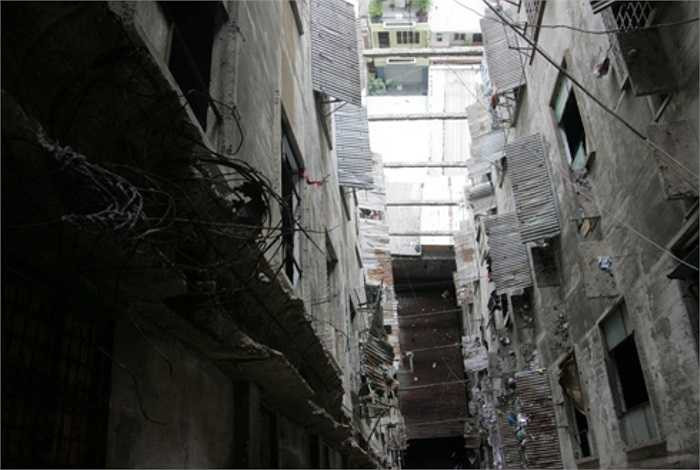 Sau hơn 50 năm, những cột bêtông của chung cư đã trơ lõi sắt khiến tòa nhà 13 tầng này rơi vào cảnh nguy hiểm.