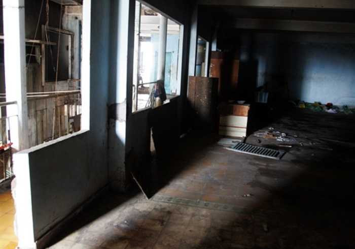 Hàng trăm hộ dân ra đi khiến chung cư đã cũ càng trở nên hoang tàn với cảnh trống vắng, dơ bẩn... Nhiều thanh niên nghiện ngập, bụi đời... tìm đến trú ngụ. 'Từ năm 2008 đã có ba đợt đi dời và còn 120 hộ chưa đi vì vướng mắc các thủ tục giấy tờ'.