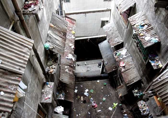 Hiện trạng khu chung cư hiện xuống cấp trầm trọng, các phòng ốc chắp vá tạm bợ, cầu thang mục nát nồng nặc mùi xú uế, rác rưởi tràn ngập trên ban công, mái tôn từ trên xuống...