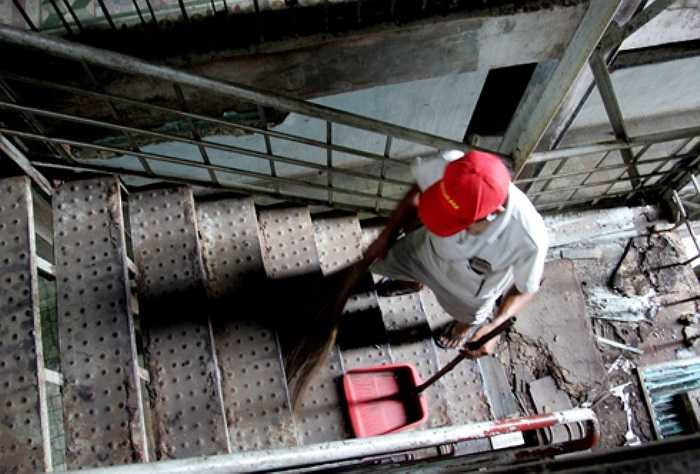 Không còn ban quản lý, cư dân phải tự tổ chức mọi thứ, từ chuyện đảm bảo an ninh trật tự đến thu gom rác, sửa chữa máy bơm… Chuyện chập điện, mất nước cũng diễn ra như cơm bữa. Nhiều vụ cháy đã xảy ra nhưng may mắn được dập tắt kịp thời.