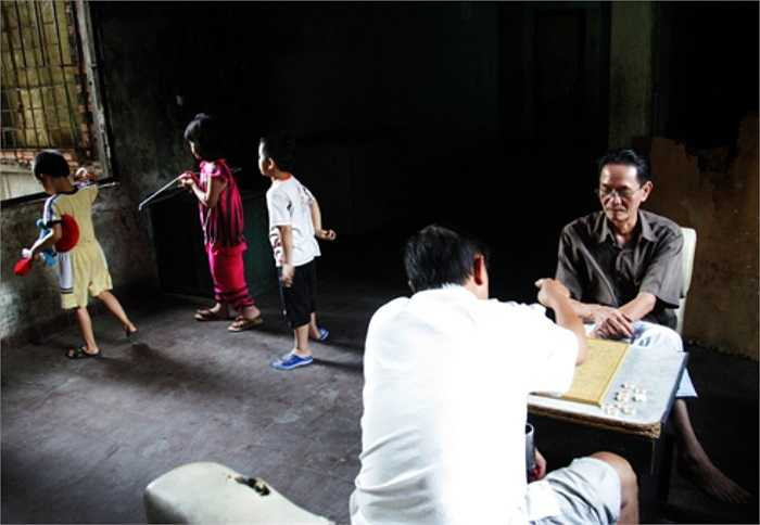 Ban ngày chỉ có người già và trẻ con ở nhà, nhưng do có nhiều người lạ ra vào mà không ai quản lý nên các căn hộ còn lại đều đóng cửa im ỉm. Cảnh giao lưu giữa hộ này và hộ kia chỉ có ở dãy tầng dưới cùng. 