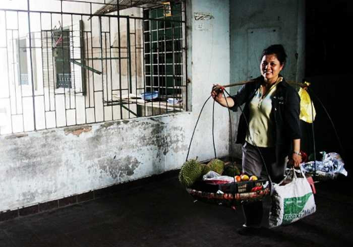 Dù chung cư heo hút, nguy hiểm nhưng 10 năm nay, ngày nào người phụ nữ 40 tuổi này vẫn leo cầu thang bộ lên tầng trên cùng để bán cho các cư dân. 