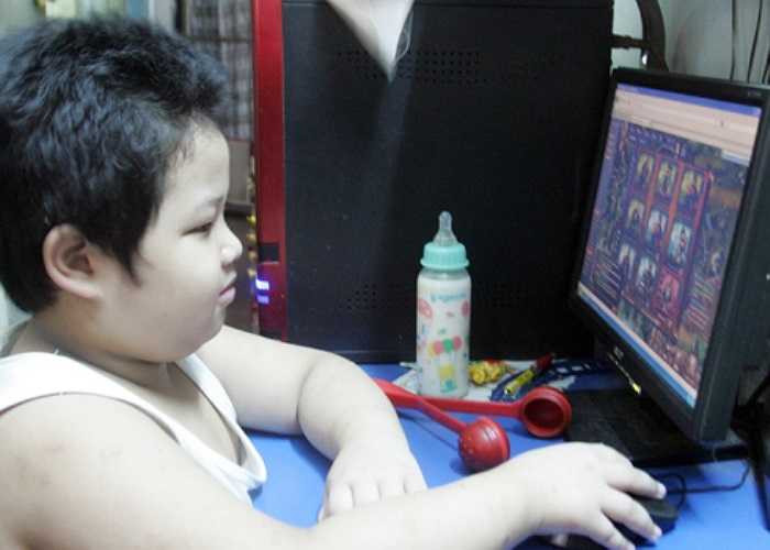 Tầng trên cùng của chung cư chỉ còn vài hộ dân. Không có bạn bè nên những hôm không phải đến trường, bé Nguyễn Trọng Phúc (8 tuổi) chỉ biết quanh quẩn với bà nội và mở máy tính chơi game. 