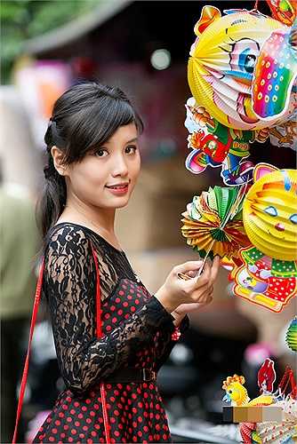 Cô nữ sinh xinh đẹp này chọn phố Hàng Mã để ghi lại những bộ ảnh đón Trung thu đầy ý nghĩa của mình.