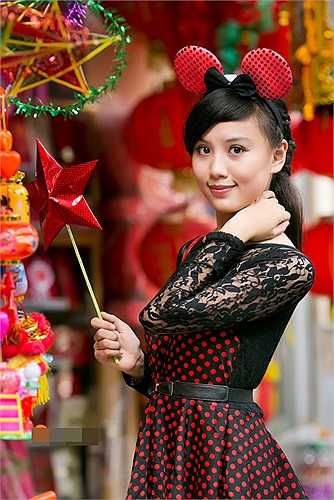 Sở hữu một gương mặt xinh đẹp, một vóc dáng thể thao, Minh Trang thường được mời chụp ảnh cho các báo tuổi teen và đóng quảng cáo trên truyền hình
