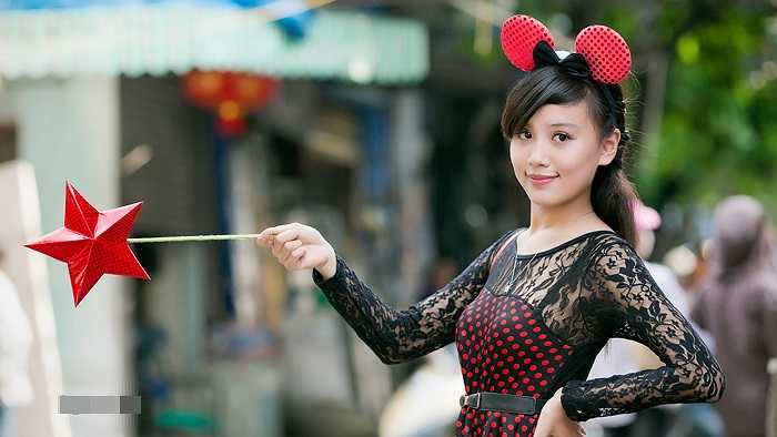 Tạo dáng chuyên nghiệp với những đạo cụ đơn giản ở phố Hàng Mã