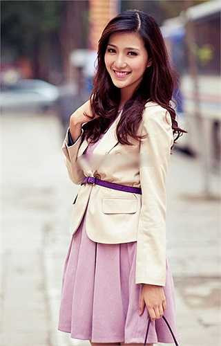 Trường THPT Kim Liên nổi tiếng bởi thành tích học tập khủng và những nhan sắc nổi bật. Linh Sunny và Dương Tú Anh nằm trong số đó.