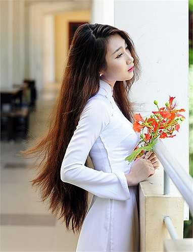 Cô bạn xinh đẹp này cũng vô cùng tự tin khi mỗi lần được mặc áo dài truyền thống của dân tộc