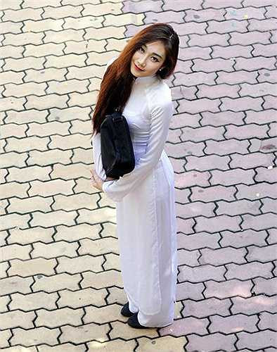 Người phụ nữ Việt Nam như đẹp hơn nhờ tà áo dài truyền thống