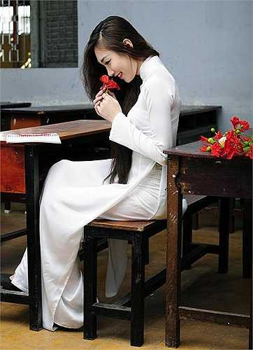 Áo dài trắng gắn với những buổi tới trường luôn là những kỷ niệm đẹp trong quãng đời học sinh của mỗi người