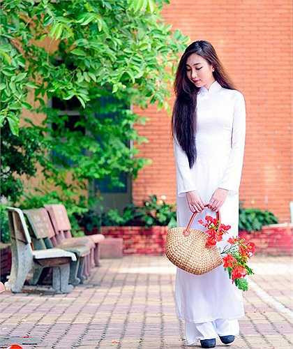 Lưu luyến với mái trường cũ, với thầy cô và bạn hiền