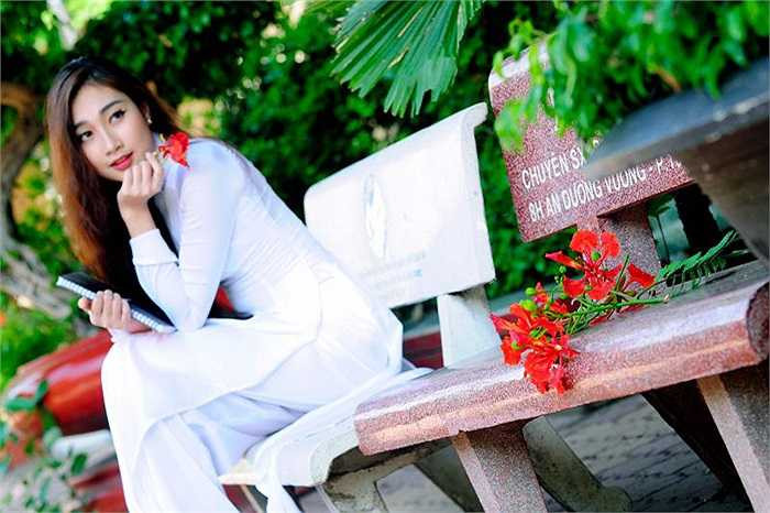 Tham gia đóng phim truyền hình, làm model và MC chưa lâu, nhưng Hải Quyên đã mau chóng để lại dấu ấn cho nhiều người.