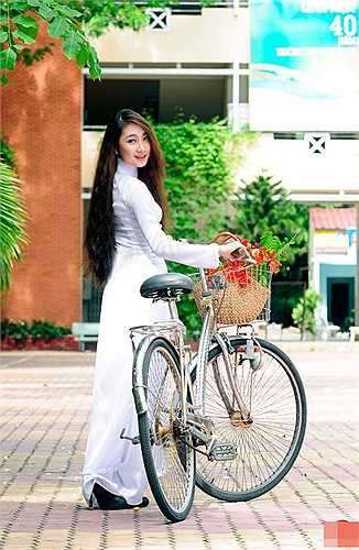 Không chỉ vì cô bạn là em gái cưng của ca sĩ Thu Ngọc (Mây Trắng) mà hotgirl Hải Quyên còn được biết đến nhờ tài năng và nụ cười rất duyên. 