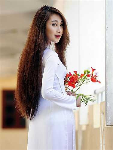 Bắt đầu mặc áo dài từ năm học lớp 9 và từ đó cô bạn xinh xắn này đã đặc biệt yêu thích trang phục này