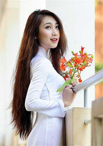 Áo dài luôn tạo cho người mặc nét dịu dàng, nữ tính của người phụ nữ Á Đông mà không có một trang phục nào khác có thể thay thế được