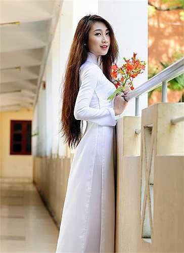 Không quá cầu kỳ và phô trương, áo dài vẫn toát lên vẻ kín đáo, duyên dáng của người mặc