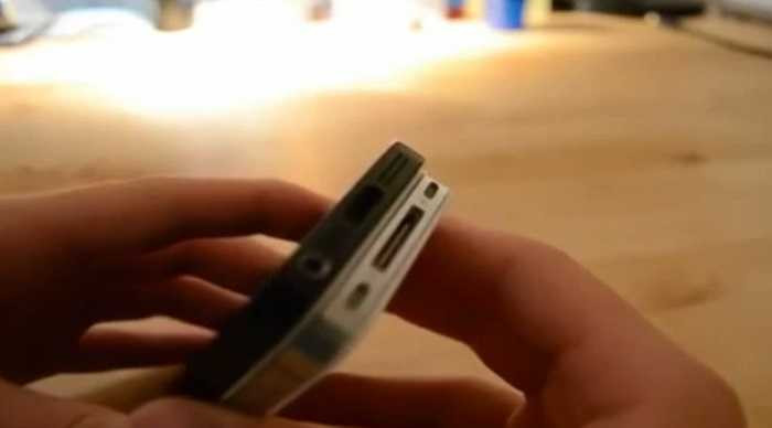 Máy có thiết kế mỏng, cổng kết nối nhỏ cho tới việc giắc tai nghe 3,5 mm được chuyển về cạnh đáy.