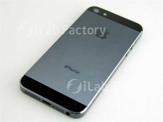 Trước đó, thông tin đầu tiên iPhone 5 rò rỉ là từ một trang chuyên sửa chữa điện tử ở Trung Quốc là iLab.cc vừa mới công bố một loạt những hình ảnh về chiếc iPhone 5 được “dựng” lên từ nhiều bộ phận khá hoàn chỉnh của máy.