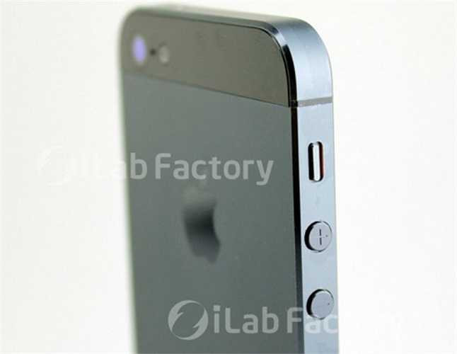 Viền xung quanh máy được làm từ kim loại. Những bức ảnh chụp cận cảnh và chi tiết mặt trước và mặt sau của iPhone, thậm chí cả linh kiện của nút bấm Home và các phím bấm tăng giảm âm lượng.