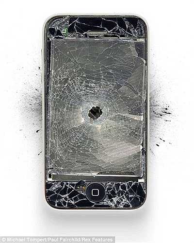 Màn hình rạn nứt của chiếc iPhone 3G sau khi bị trúng đạn 9mm từ khẩu súng ngắn Heckler & Koch