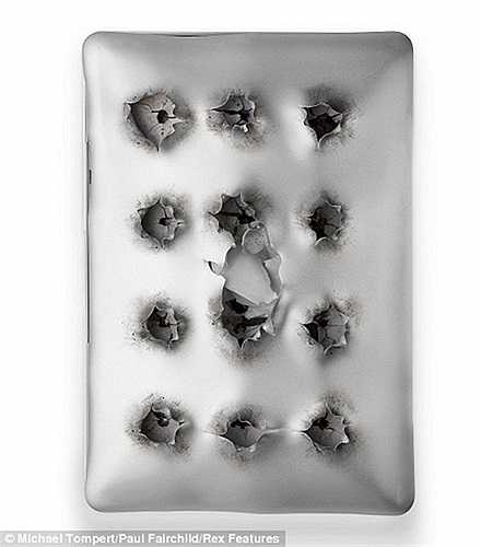 Chiếc Macbook Air bị trúng đạn lỗ chỗ bởi một khẩu súng ngắn Heckler & Koch 9mm.