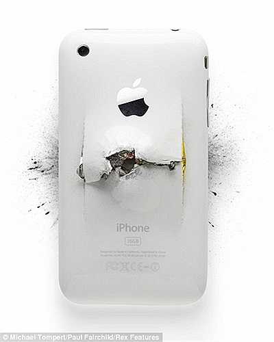 Viên đạn 9mm xuyên thấu mặt sau chiếc iPhone 3G qua ống kính của nhiếp ảnh gia Paul Fairchild