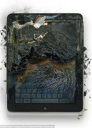Màn hình cháy đen của một chiếc iPad sau khi bị hành hạ bằng vô số cách.