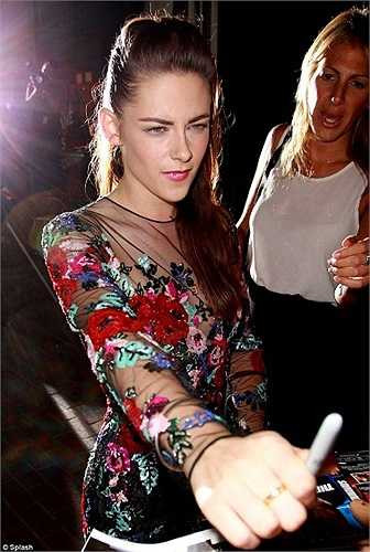 Kristen Stewart đã tái xuất khi có mặt tại liên hoan phim Toronto, Canada ngày hôm qua.
