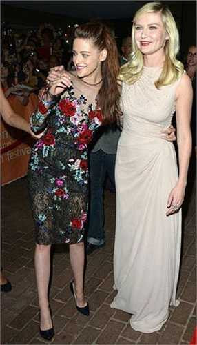 Đây là lần đầu tiên Kristen Stewart dám lộ diện trước báo giới sau khi nổ ra scandal ngoại tình với đạo diễn 41 tuổi Rupert Sanders cách đây sáu tuần.