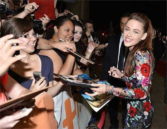 Trước đó, “nàng Bella” đã tự giam mình trong phòng, hành hạ mình bằng chế độ ăn kiêng kì lạ, đóng cửa với báo giới và công chúng.