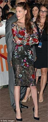 Thay vì xuất hiện cùng bạn trai Robert Pattinson như mọi lần, Kristen Stewart trông rất cô đơn trên thảm đỏ.