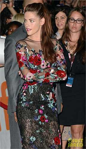 Tuy nhiên, Kristen vẫn nở nụ cười tươi tắn, làm dáng trên thảm đỏ, vui vẻ trò chuyện với đồng nghiệp.