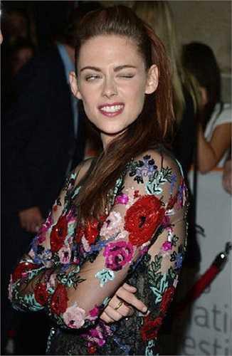 Nữ diễn viên 22 tuổi còn tỏ ra thoải mái giao lưu với fan, cô cho chữ ký, chụp ảnh và thâm chí còn đá lông nheo với người hâm mộ.