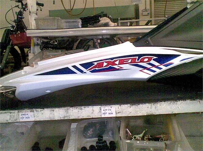 Những hình ảnh về dòng xe này tại Việt Nam cho thấy các bộ phận riêng biệt của xe như phần mặt nạ, đôi cánh yếm, cũng như toàn bộ phần tem xe phía sau.