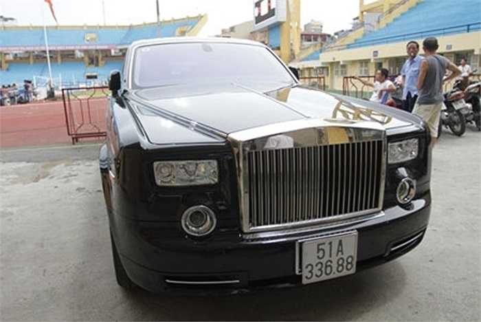 Chỉ có 33 chiếc Rolls – Royce Phantom phiên bản “Year of Dragon 2012” được sản xuất trên toàn thế giới và bầu Kiên là 1 trong 4 người Việt sở hữu siêu xe bản Rồng này.