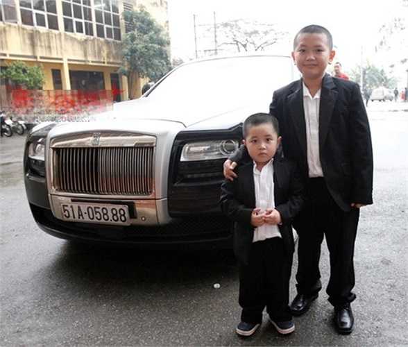 Hai thiếu công tử của bầu Thụy làm dáng bên chiếc siêu xe của cha. Một chiếc xe như thế này về đến Việt Nam, tính đủ các loại thuế lên đến cả triệu đô.