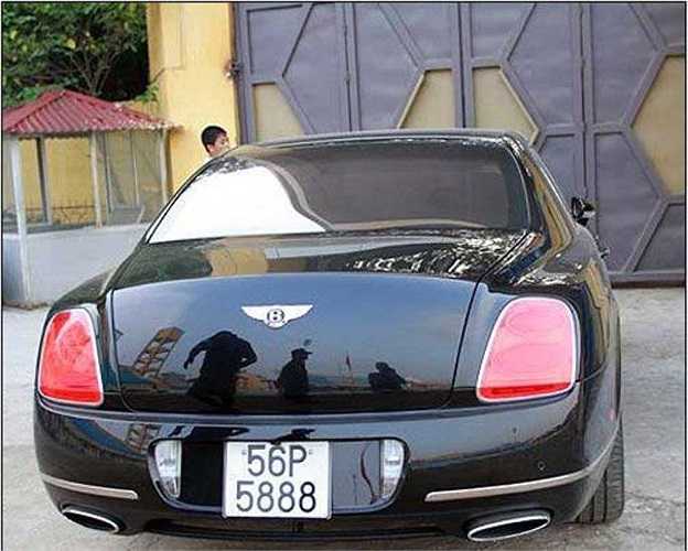Chiếc Bentley Continental Flying Spur mang biển 56P - 5888 luôn đỗ trước cửa sân Hàng Đẫy của bầu Kiên.