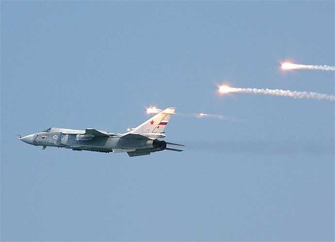 Máy bay ném bom Sukhoi Su-24 với khả năng tác chiến trong điều kiện thời tiết xấu cả ngày và đêm, tầm cao thấp