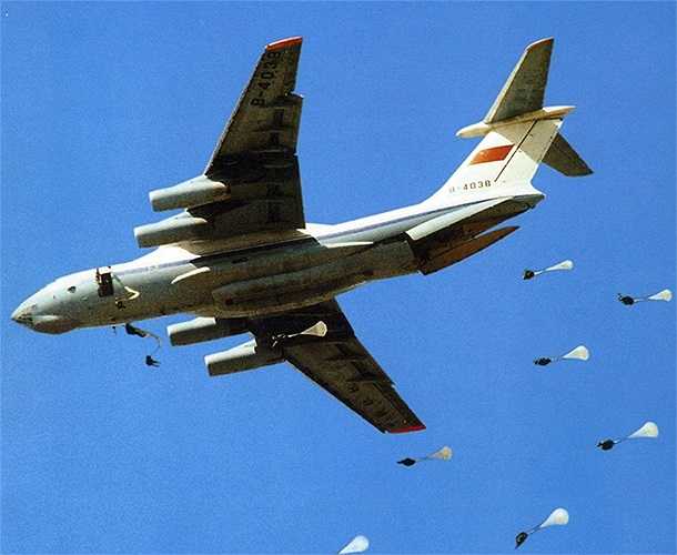 Máy bay vận tải IL-76 với nhiệm vụ vận chuyển lính dù
