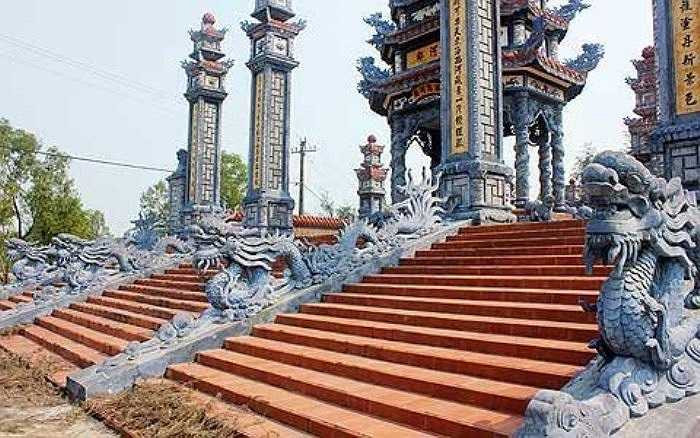 Hầu hết khu mộ đều có những cột trụ hoành tráng hay lối vào được đắp rồng phượng để thể hiện sự cường thịnh về một dòng họ nào đó ở làng An Bằng (Ảnh: VietNamNet)