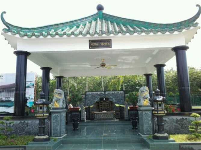 Nhìn bề ngoài không có gì nổi bật song ngôi mộ đặc biệt của 'bà bán bún nghìn tỷ' - T.K.Pcó giá 3 tỷ đồng.