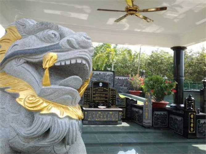 Án ngữ trước nhà mồ là 2 con kỳ lân