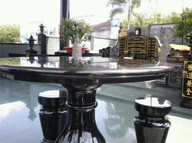 Phần nội thất bên trong nhà mồ như bàn ghế, cột đều được làm bằng loại đá hoa cương có giá trị.