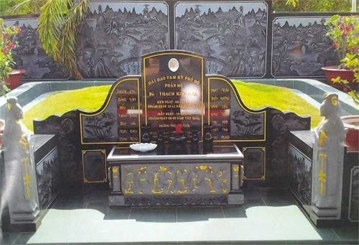 Điểm nổi bật nhất của nhà mồ chính là bức tranh phong cảnh, được chạm khắc tinh xảo, nhiều họa tiết, cảnh vật trên bức tranh bằng đá hoa cương dài 2m. Phía xung quanh các bức tường bên trong, tất cả cũng đều được chạm khắc tranh phong cảnh.