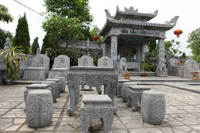 Tại Công viên nghĩa trang Vĩnh Hằng (Ba Vì – Hà Nội), khu mộ “Tiên cảnh nhàn du” được coi là ngôi mộ đắt nhất ở đây. Ngôi mộ được thiết kế kiên cố bằng đá, chạm khắc tinh xảo. Lăng mộ có giá 10 tỷ đồng.