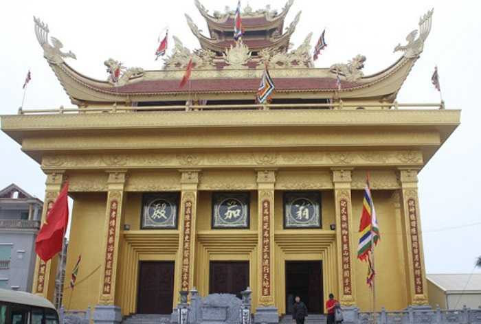 Tỷ phú Trần Văn Sen đã bỏ tiền tỷ, mua lại gần 10ha đất làng Mẹo - ngôi làng tỷ phú ở Thái Bình - xây dựng lăng Đức Hoằng Nghị Đại Vương. Đây được đánh giá là lăng mộ thuộc loại lớn nhất Việt Nam.