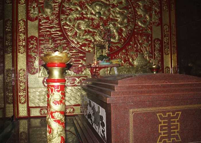 Các chi tiết được làm cầu kỳ, phủ một màu vàng và đỏ tuyệt đẹp. Đặc biệt, nơi đây có tượng các vua quan đời Trần, tất cả đều được làm bằng đồng nguyên chất, ngoài phủ vàng. 