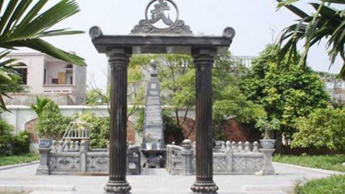 Mặc dù vẫn còn sống nhưng ông Vũ Hồng K. (TP Hải Phòng) đã xây lăng mộ hành tráng dành cho vợ chồng ông ngay tại ngôi biệt thự ông đang ở. Cổng vào lăng mộ được dựng bằng hai cột đá đen, mái cổng là một tấm đá đen lớn. (Ảnh: Bưu điện VN)